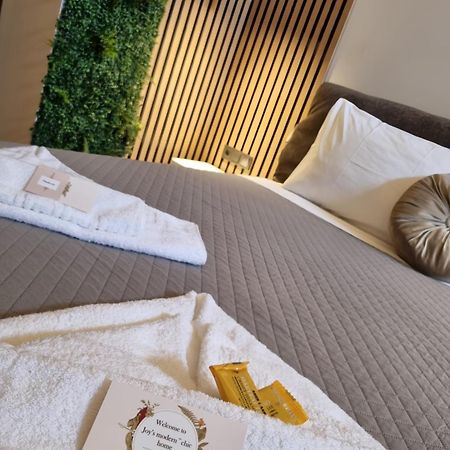 Joy'S Modern-Chic Home Каламата Экстерьер фото